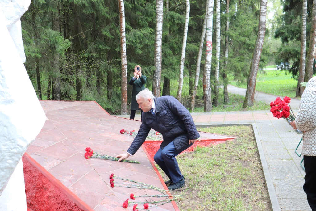 Генеральный директор ВНИИФТРИ возлагает цветы к Мемориалу защитников Москвы